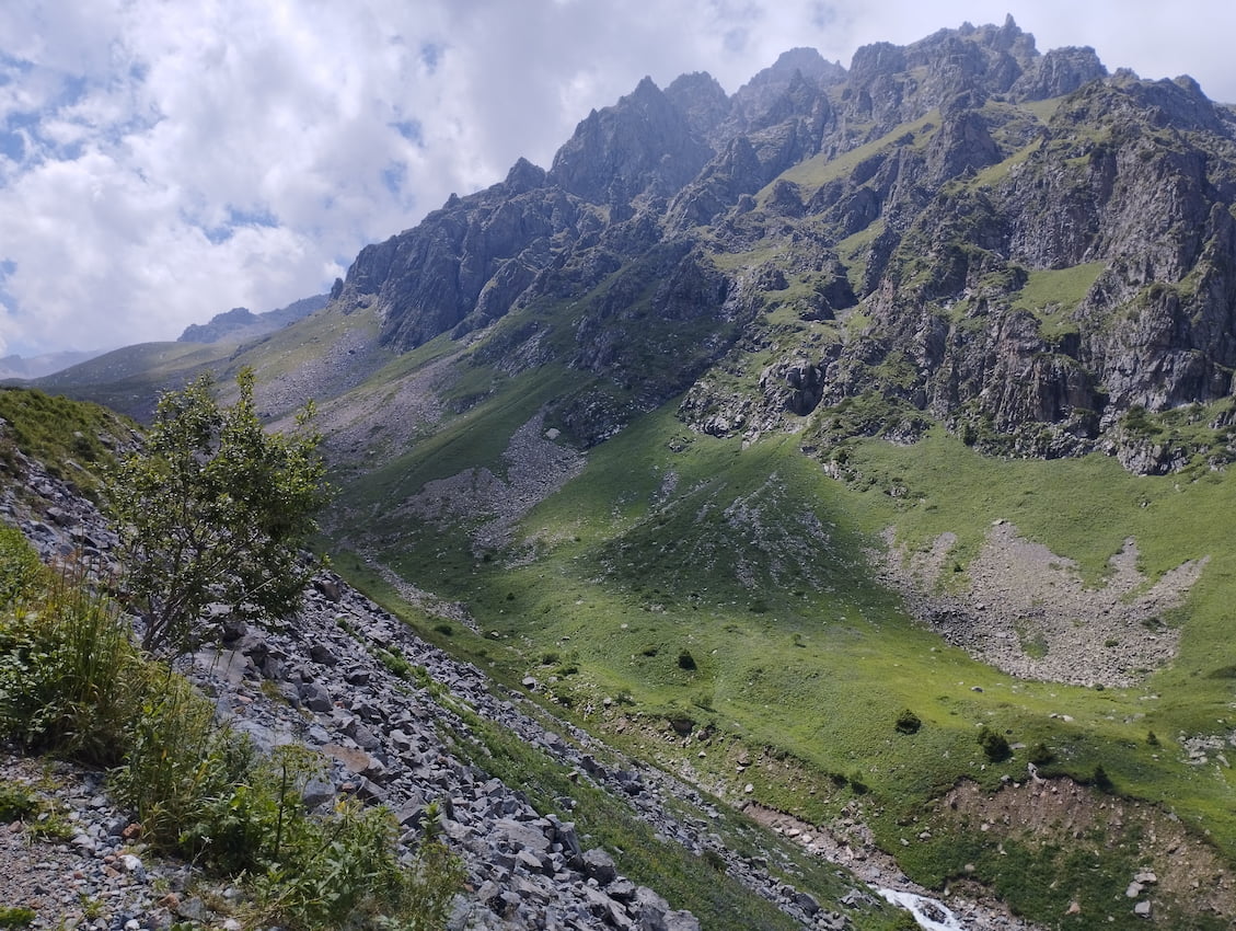 Road to Mynzhylky dam 1