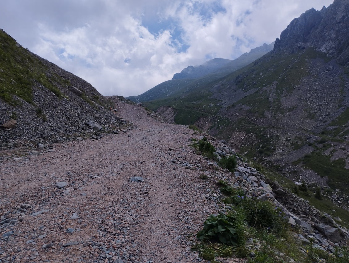 Road to Mynzhylky dam 3